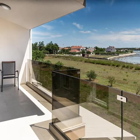 Βίλα Beachfront 3 Bedroom With Jacuzzy Sga1
