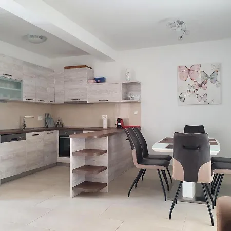 Beachfront 3 Bedroom With Jacuzzy Sga1 *